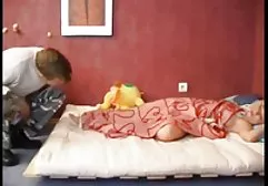Abanoz kız Grubu döşeme zamanlarda büyük bir kapalı arap seks cum verir