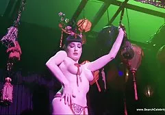 Bir horoz çıplak kanepede emme olgun türk arap sex AMATÖR karısı Heather