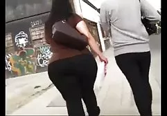 Büyük yatakta büyük mor oyuncak ile Cam arap seksizle kız çocukların göğüsleri